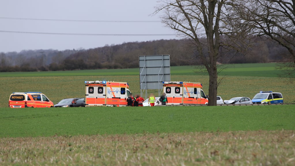 Unfall mit fünf Autos auf B109 — ein Kind unter den Verletzten