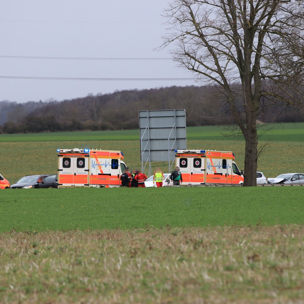 Unfall mit fünf Autos auf B109 — ein Kind unter den Verletzten