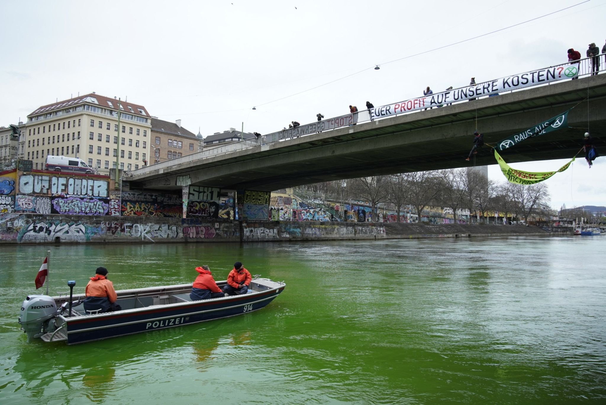 Klima–Aktivisten färben Donaukanal in Wien grün