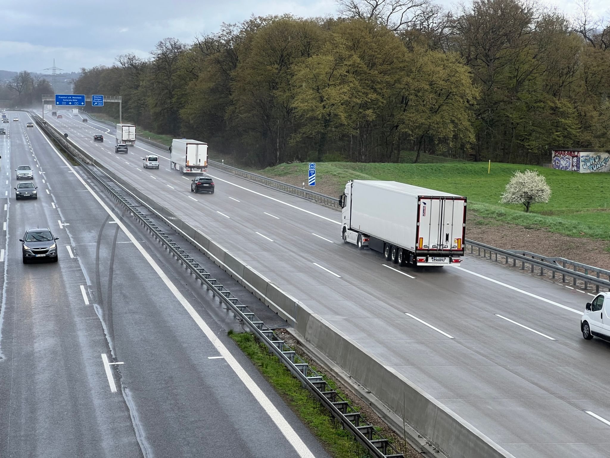 Bundesländer Lockern Lkw–Sonntagsfahrverbot Vor Warnstreik