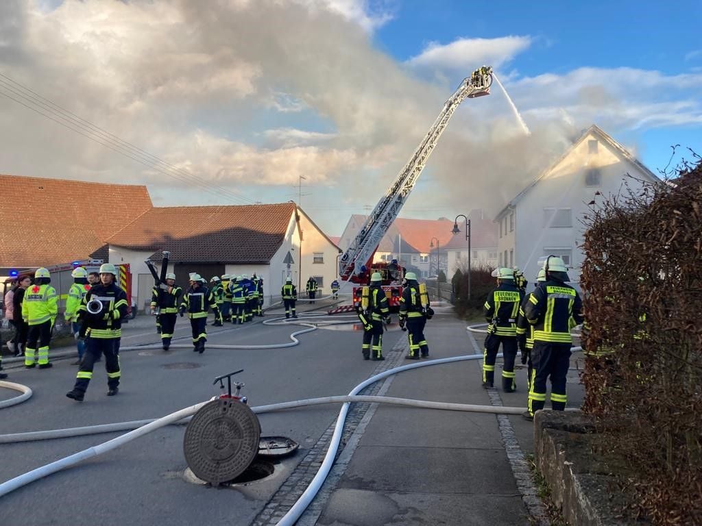 Dachstuhlbrand zerstört Einfamilienhaus