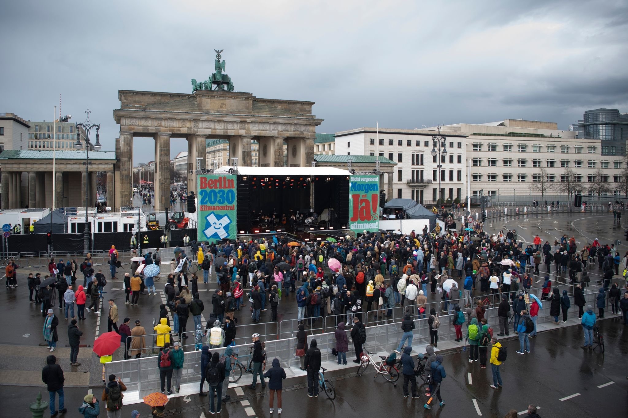 Berliner Volksentscheid für ehrgeizigere Klimaziele begonnen