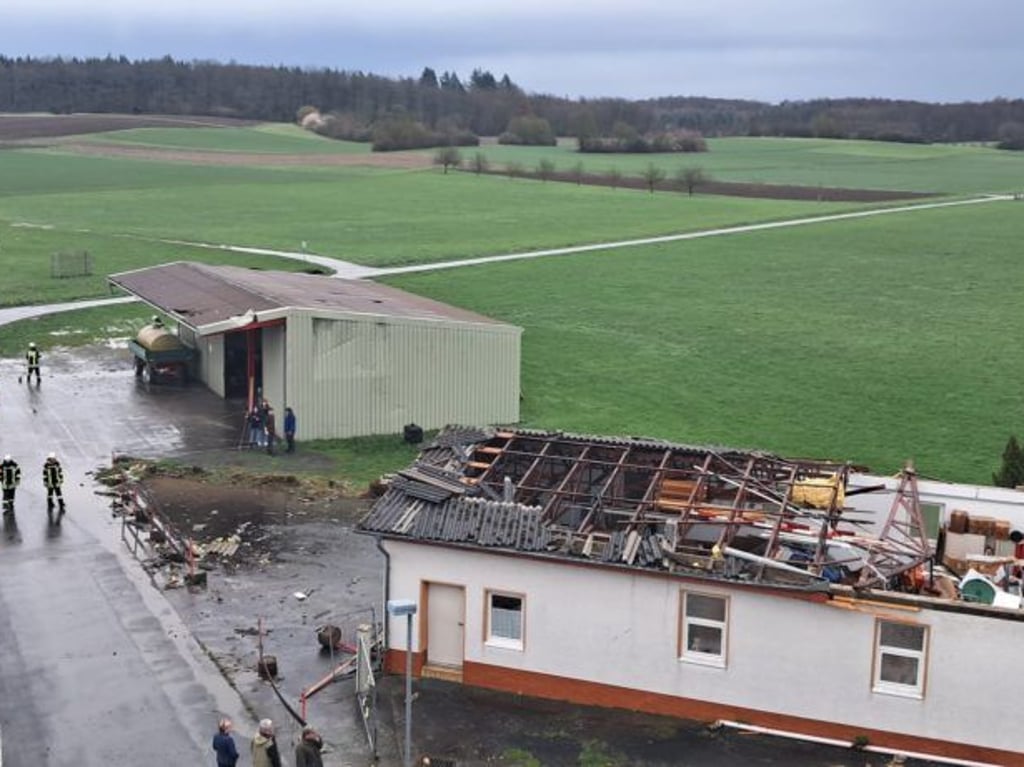 Tornado–Alarm in Hessen — Dächer abgedeckt