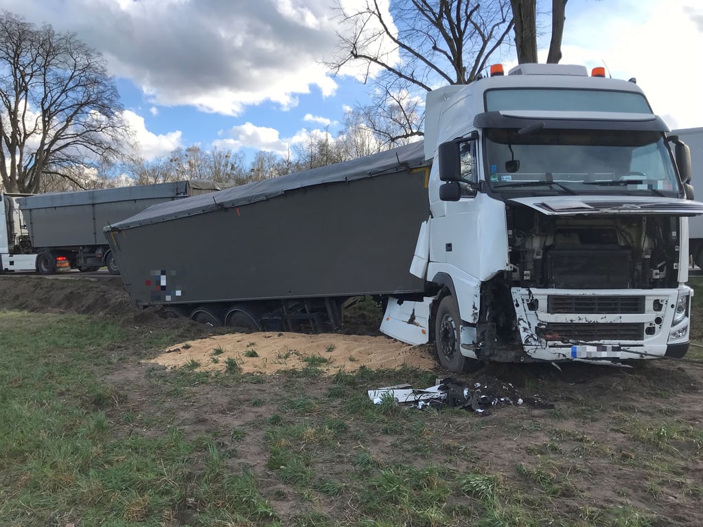 B109-Vollsperrung und Umleitung – Lkw landet im Straßengraben
