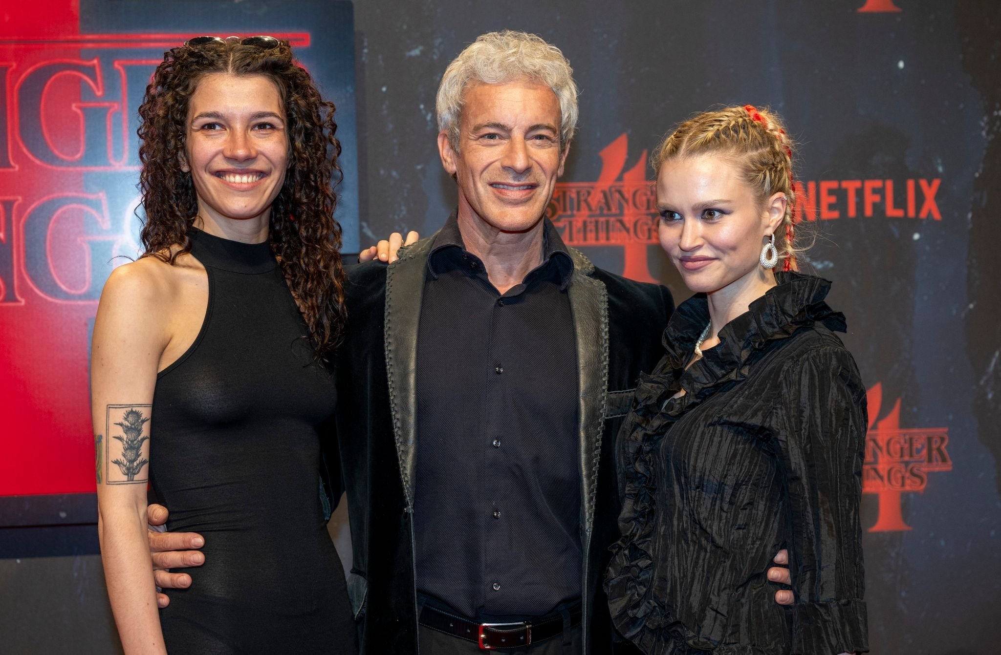 Gedeon Burkhard ist mit zwei Frauen zusammen