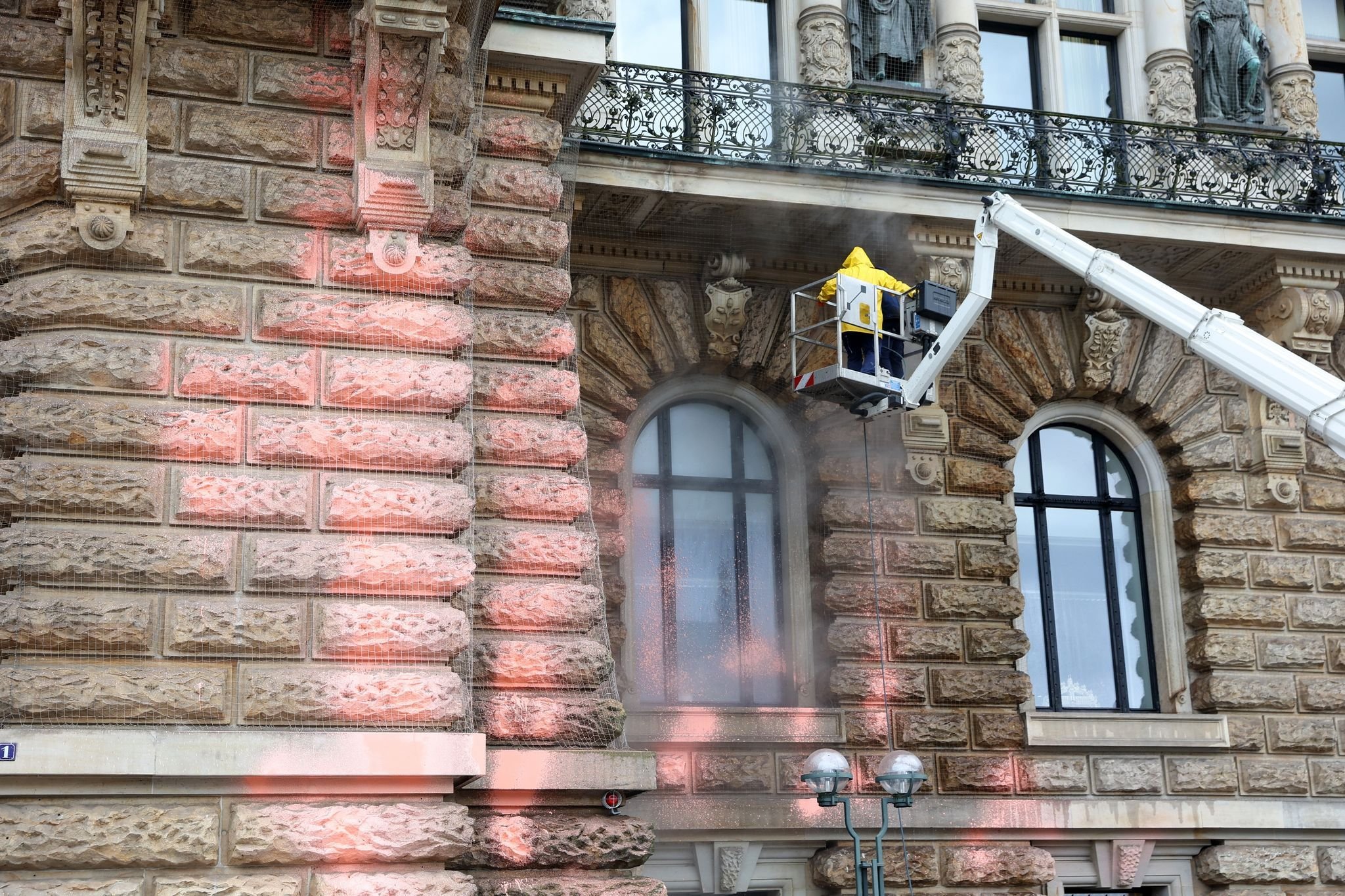 Kurz vor Charles–Besuch — Farbattacke auf Hamburger Rathaus