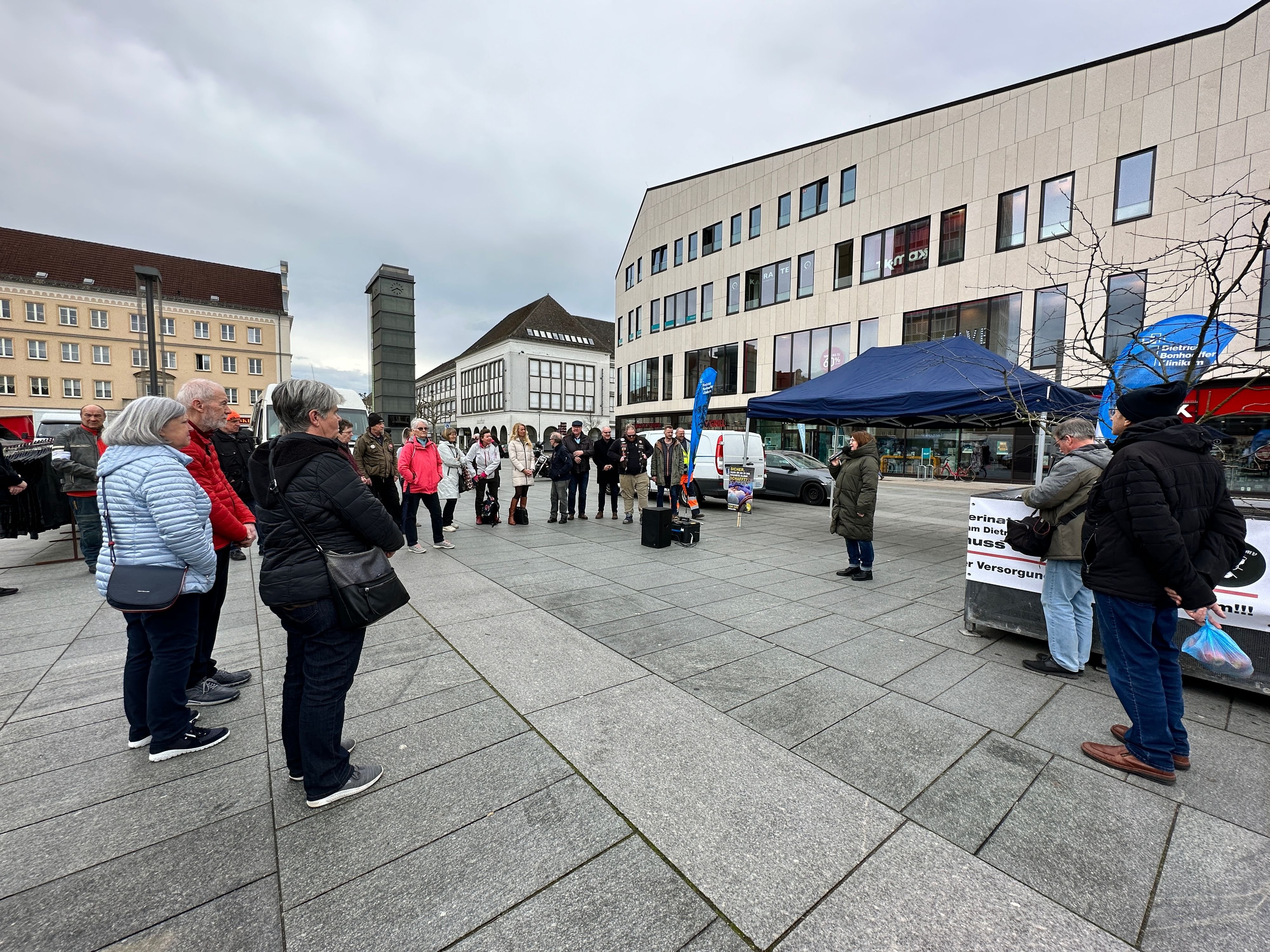 Frühchen–Demonstranten warnen vor weiteren Versorgungs–Kürzungen