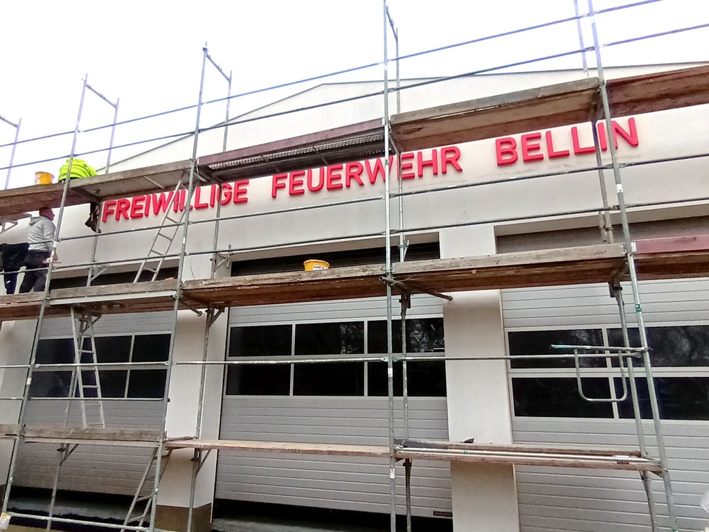 Schriftzug ziert schon das neue Feuerwehrhaus — was fehlt noch?