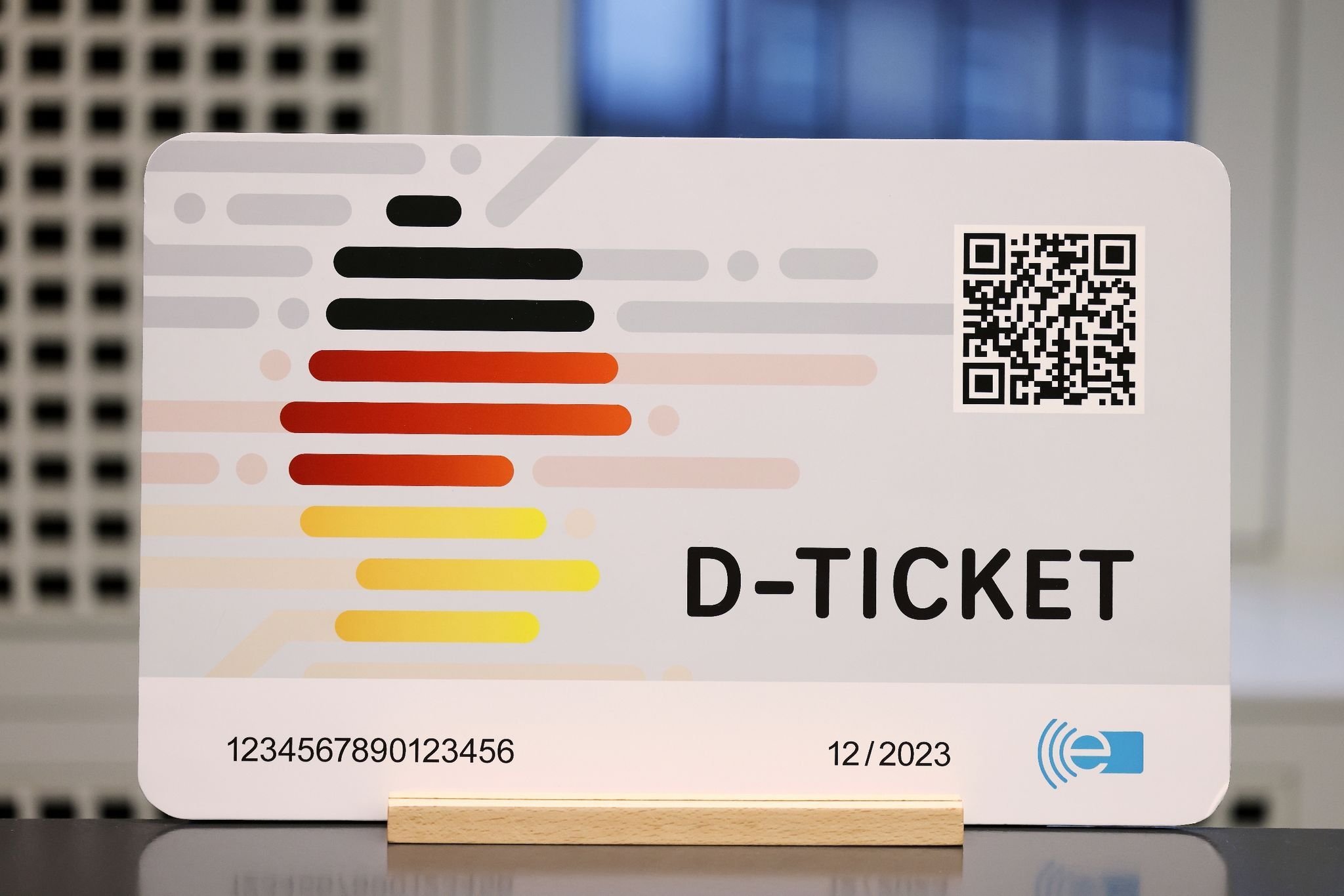 Image with id: z8fdkSoVrr1r