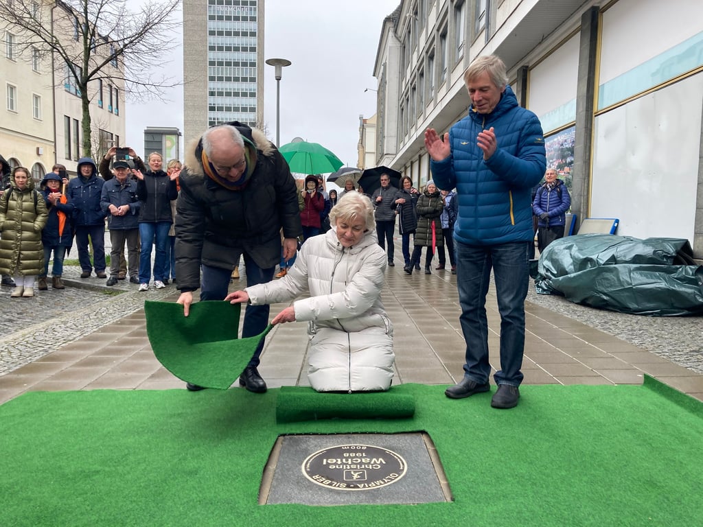 ►Eine von Deutschlands schnellsten Frauen auf „Walk of Sport“ verewigt