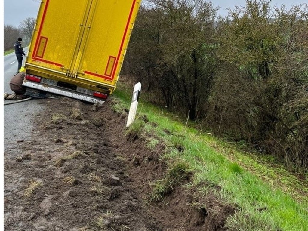 Lkw mit Futtermais landet in Straßengraben bei Güstrow