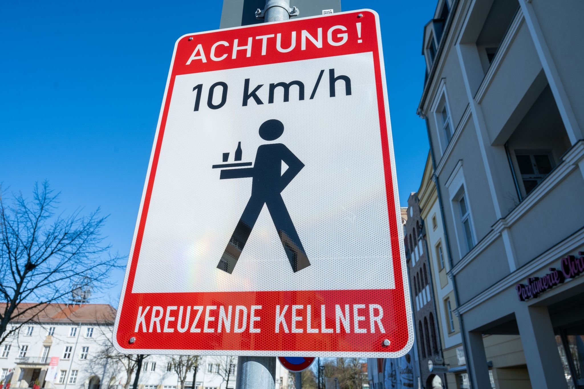 „Achtung! kreuzende Kellner“: Kuriose Schilder in Anklam
