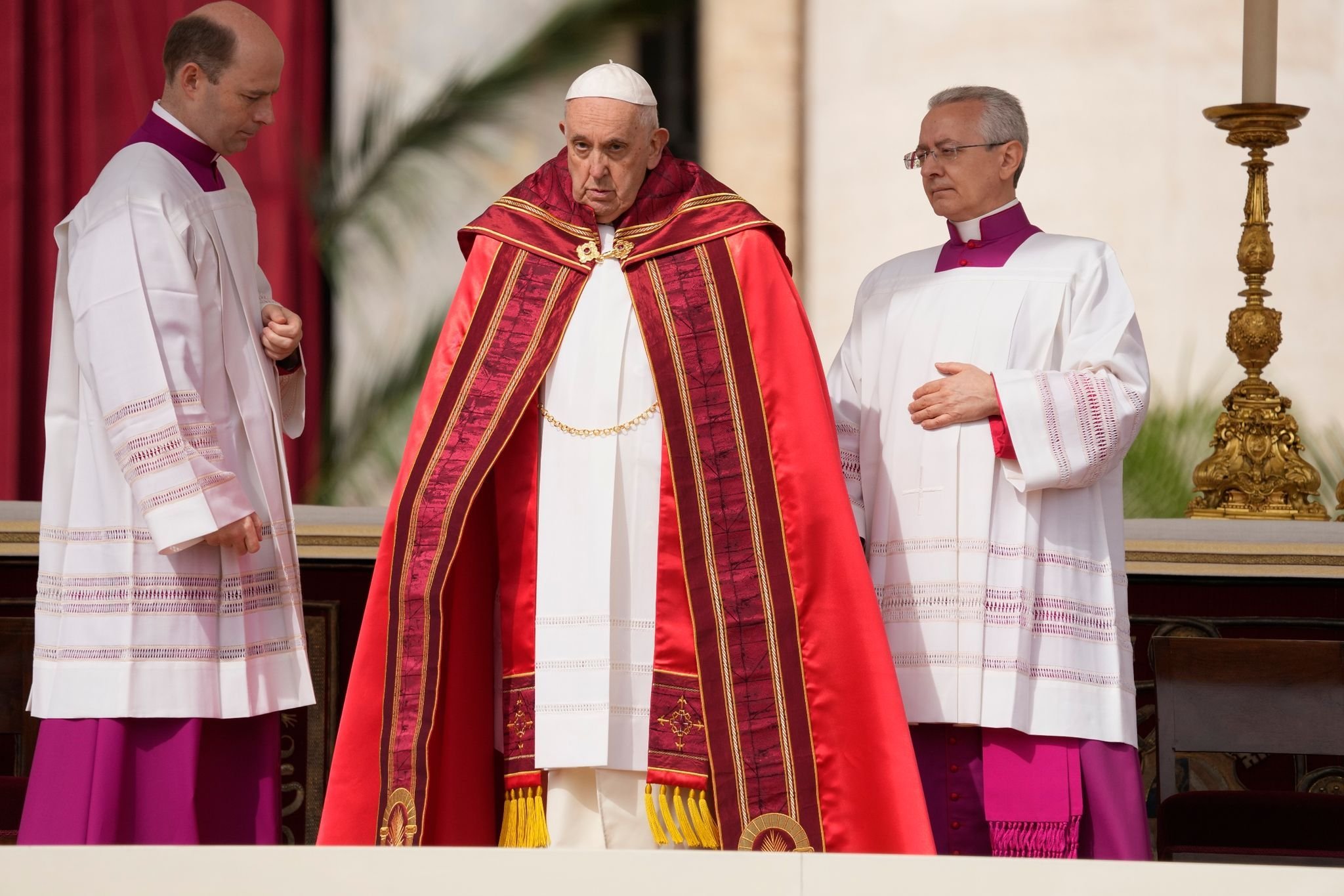 Papst nach Behandlung zurück auf dem Petersplatz