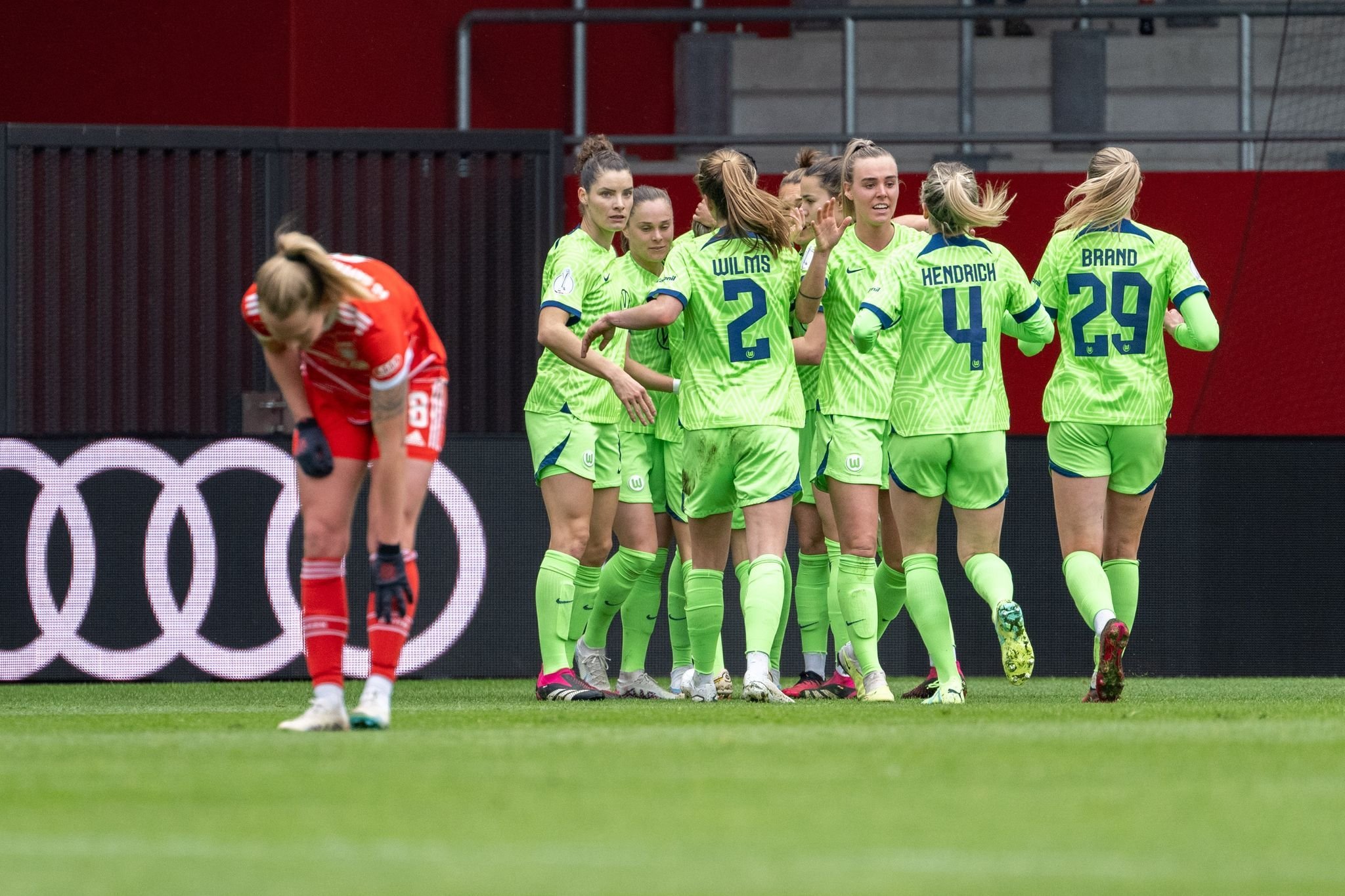 Kantersieg in München: Wolfsburg im Pokal–Finale