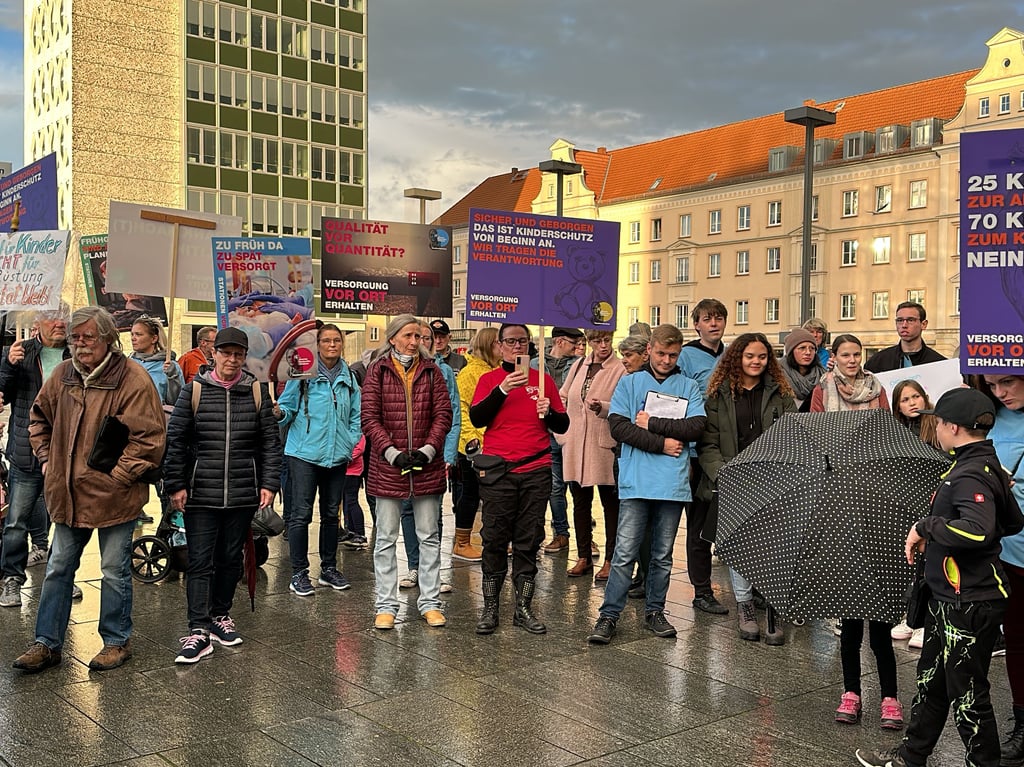 Debatte in Berlin, Demo in Neubrandenburg -Frühchenstation ist weiter Thema