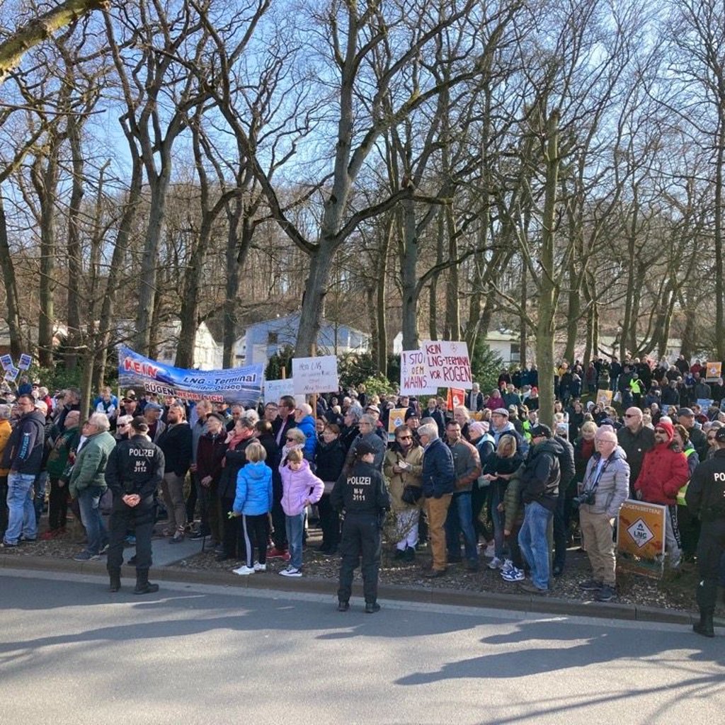 ► So laut demonstrierten 600 Menschen auf Rügen gegen Scholz und Habeck