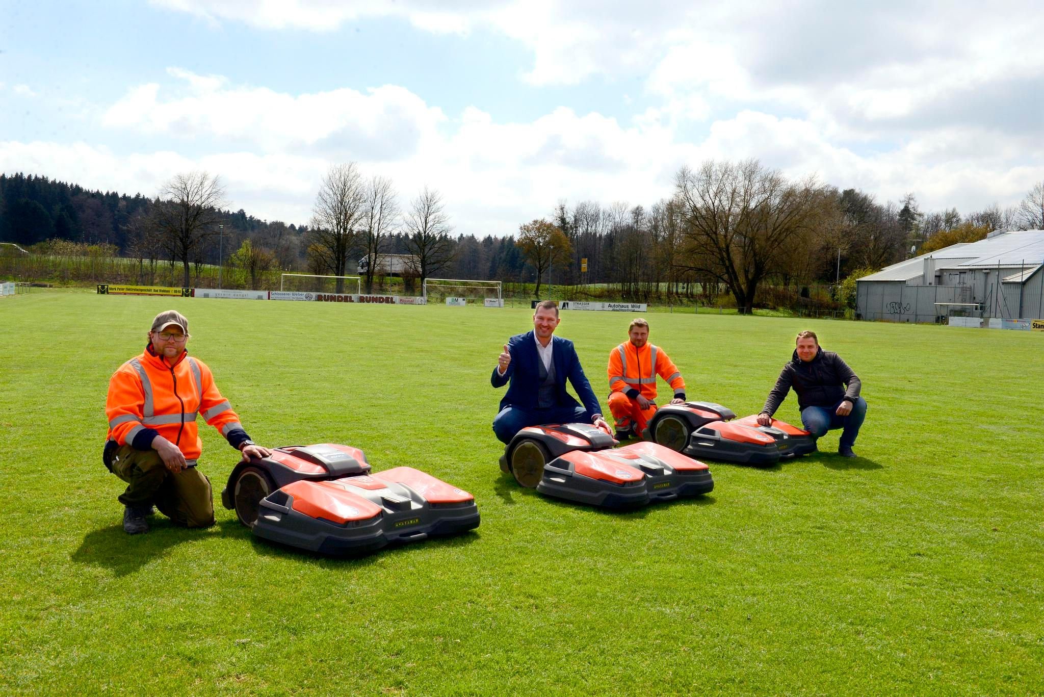 Mähroboter übernehmen die Pflege der Sportplätze
