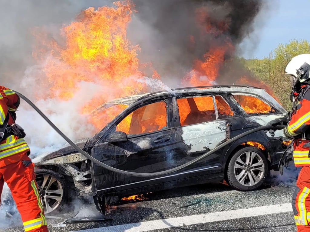 Mercedes brennt auf A20 vollständig aus