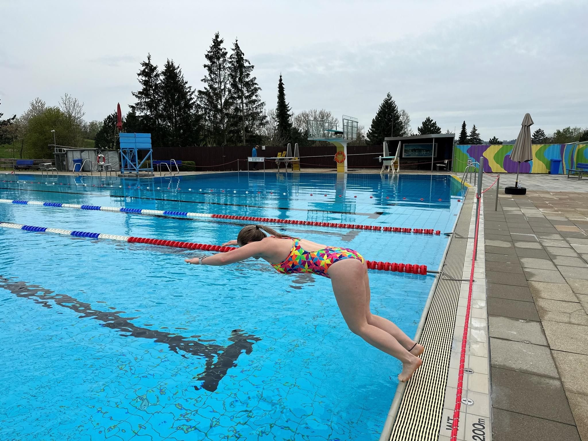 Freibad Spiesel: Erste mutige Schwimmer eröffnen Freibadsaison