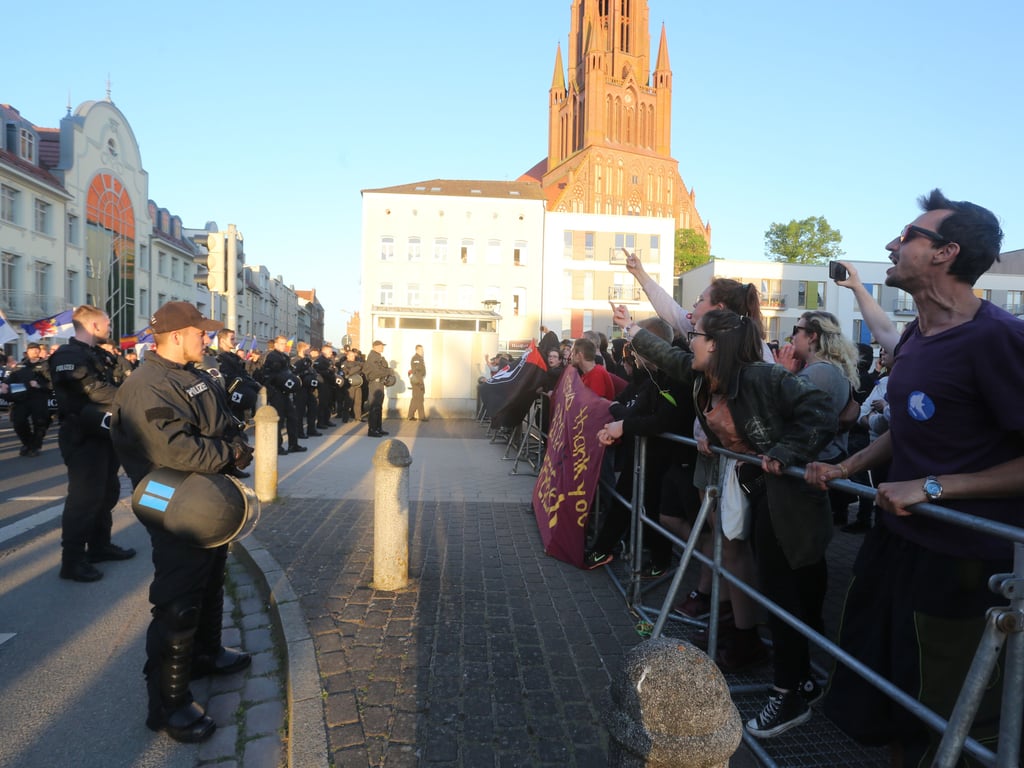 Gedenken, Demokratiefest und NPD–Demo in Demmin