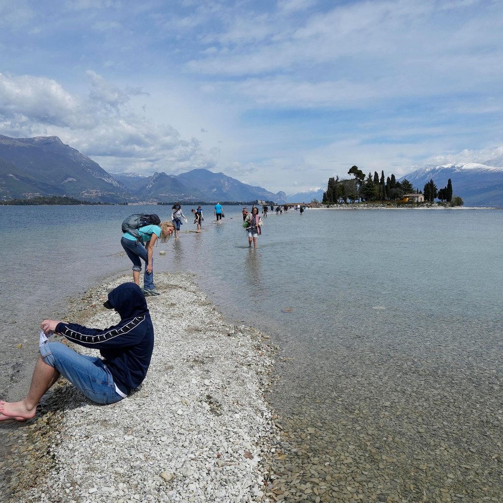 Niedriger Wasserstand des Gardasees — Grund zur Sorge für Urlauber?
