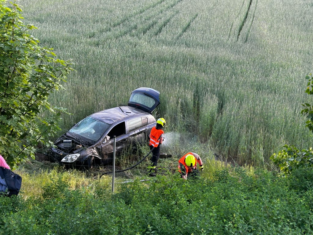 Auto überschlägt sich mehrfach und stürzt Böschung hinunter