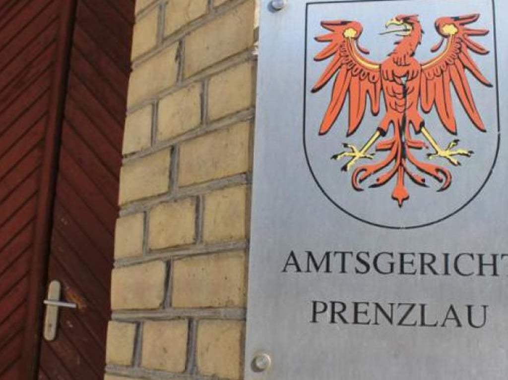 Alkoholiker schlägt einfach fremde Leute nieder