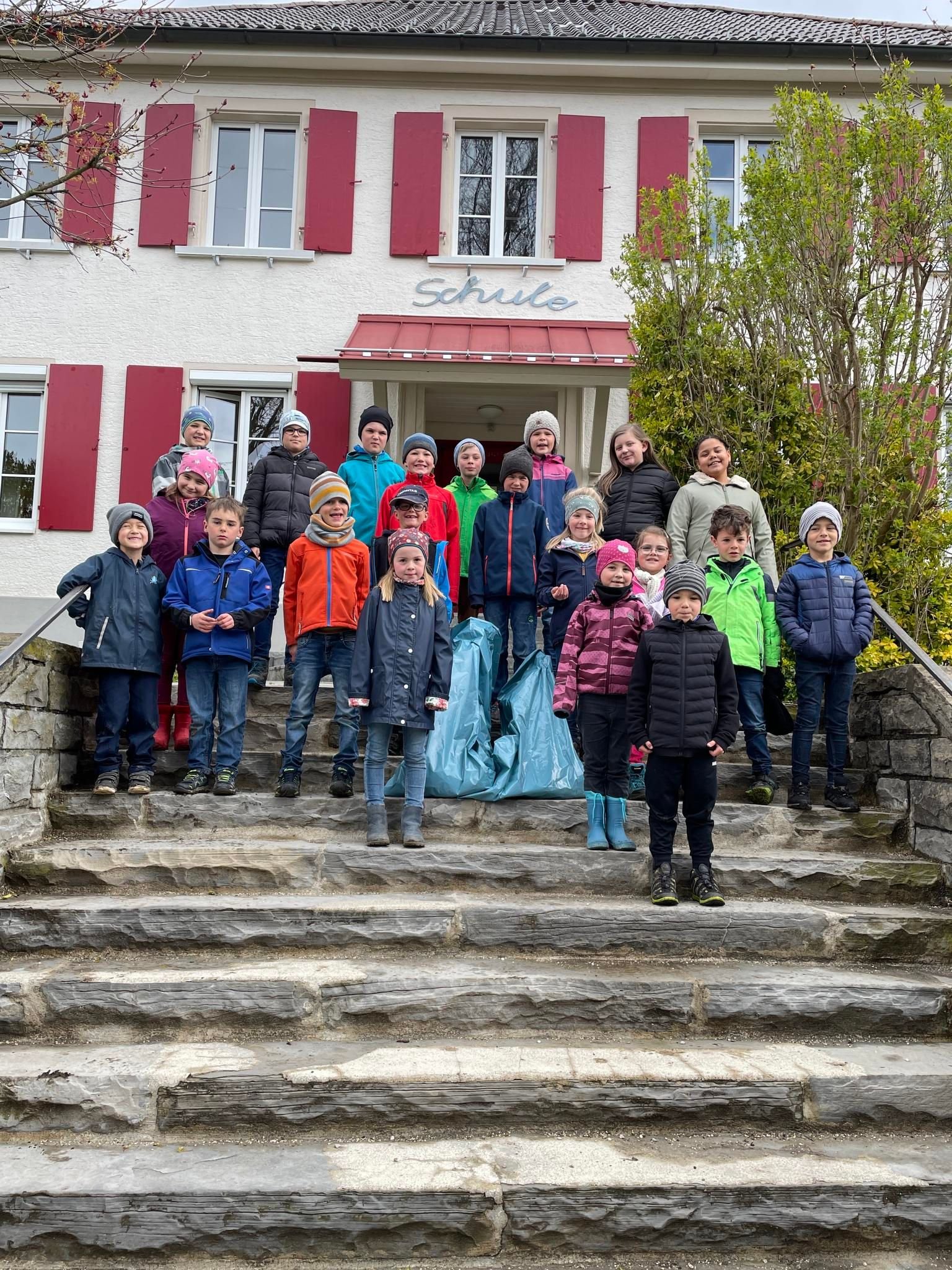 Grundschüler helfen bei Dorfputzete in Beuren
