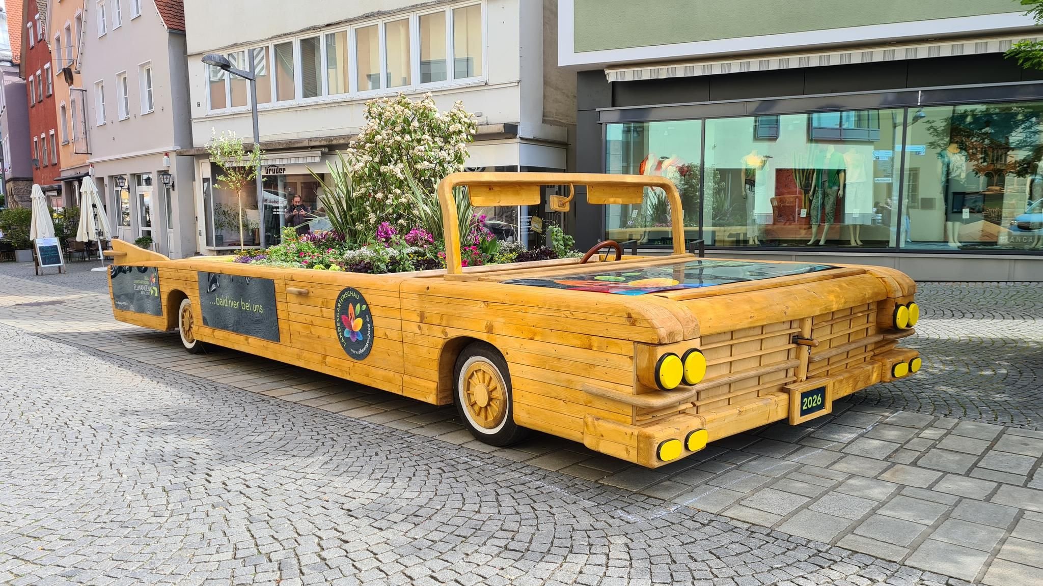 Cadillac aus Holz überrascht am Fuchseck