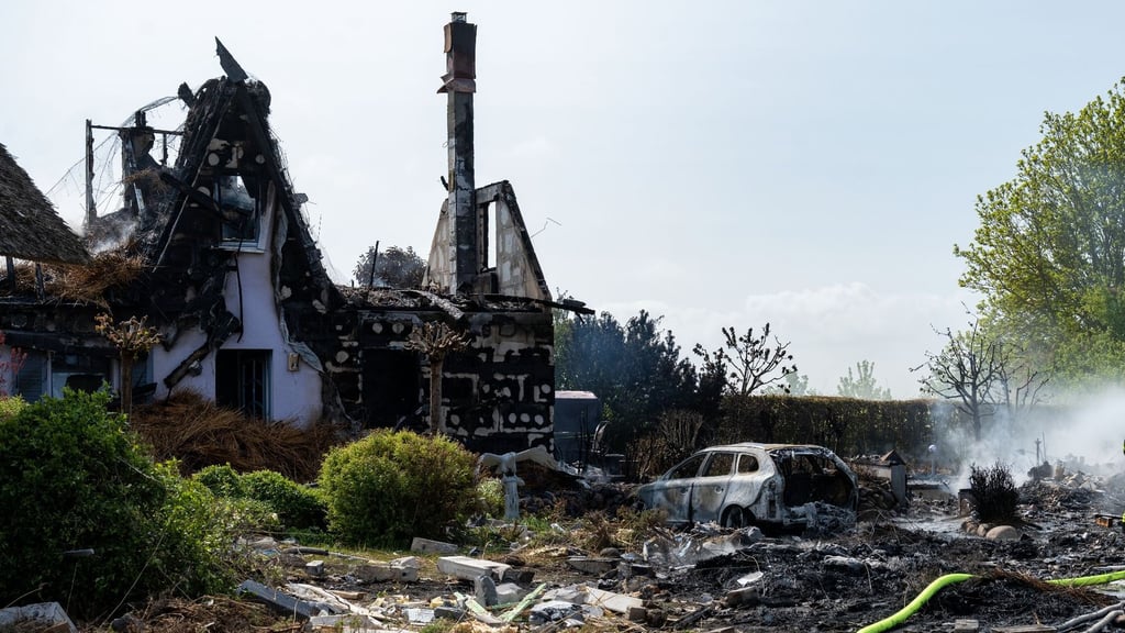 Schaulustige besuchen explodiertes Ferienhaus auf Rügen