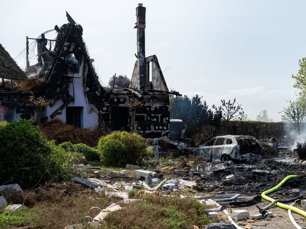 Schaulustige besuchen explodiertes Ferienhaus auf Rügen