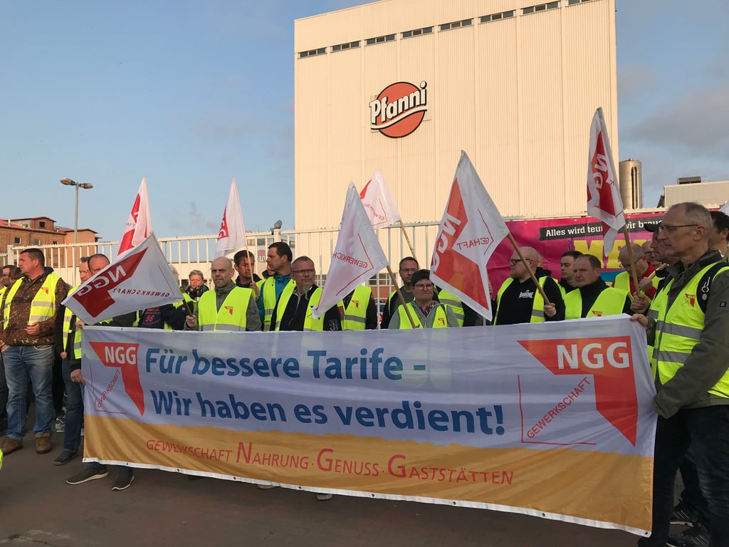 Pfanni–Mitarbeiter in Stavenhagen streiken für mehr Lohn