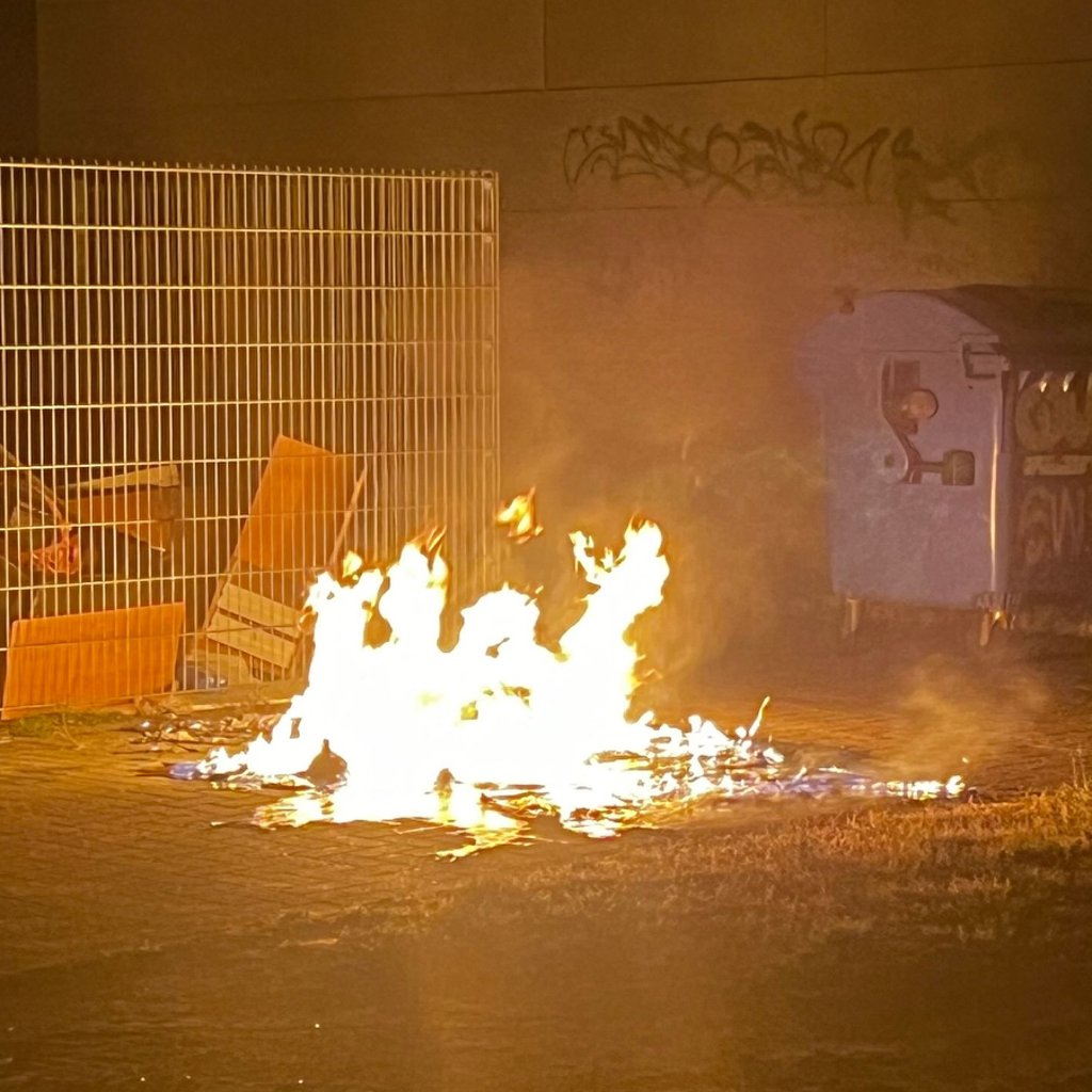 ▶ Wieder Mülltonne in Neubrandenburg in Flammen