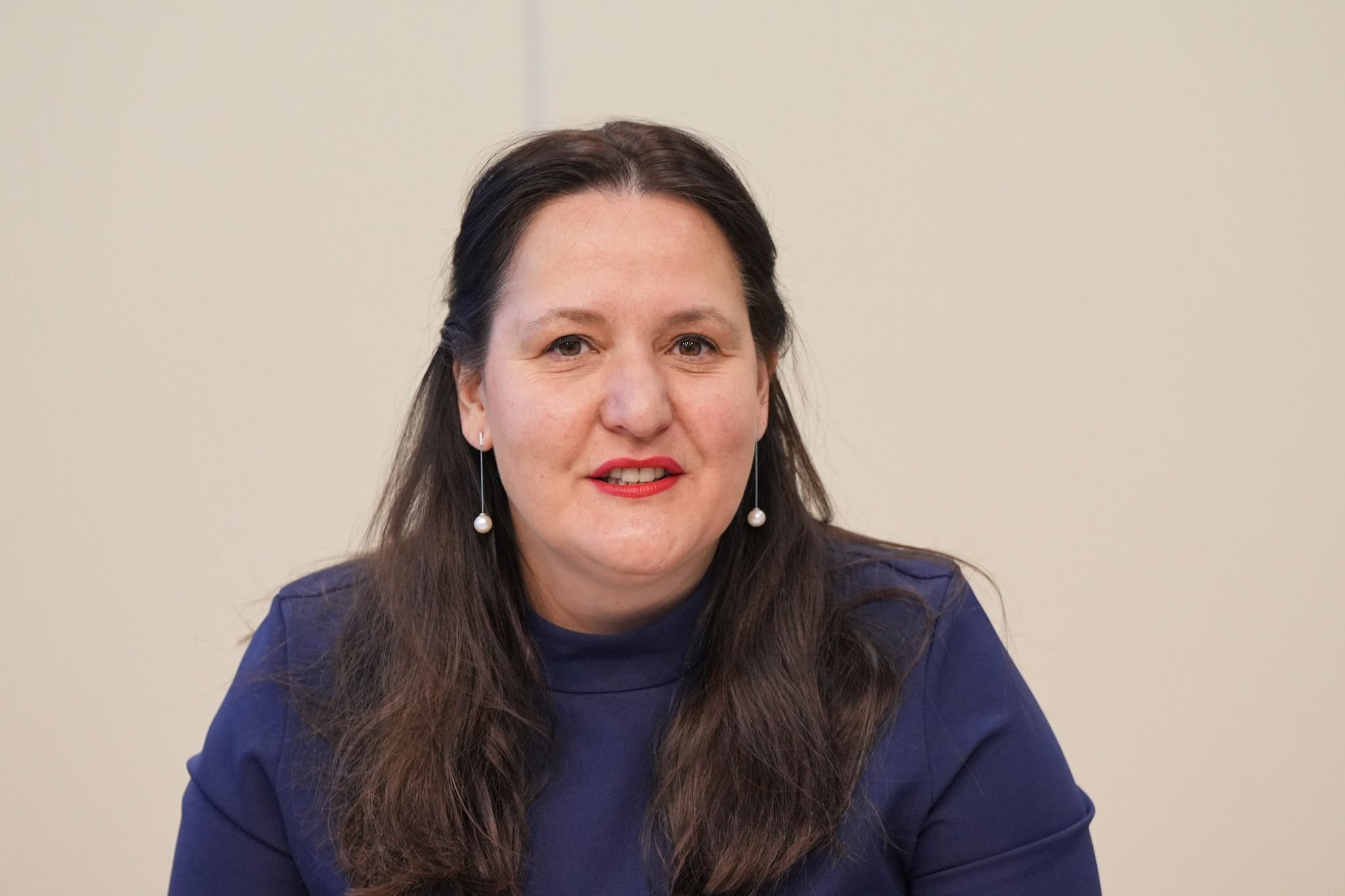 Aufgeschlossen bei Umgang mit KI: Ministerin gegen Verbot