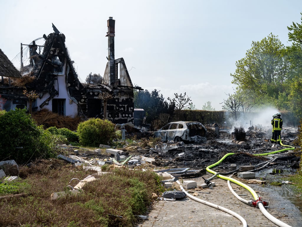 Drei Häuser nach Explosion auf Rügen in Schutt und Asche