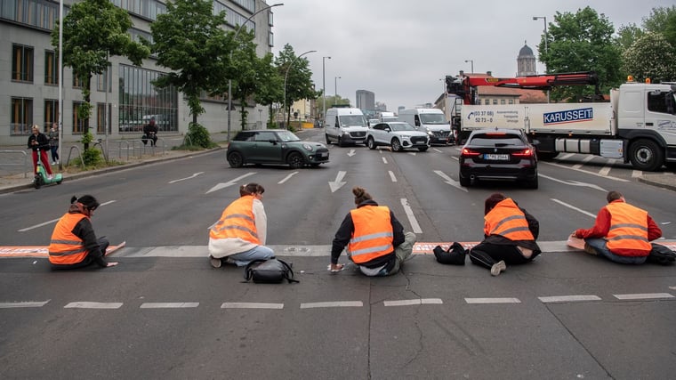 Klimakleber Angefahren Linken Politiker Hat Verständnis Für Lkw Fahrer 7375