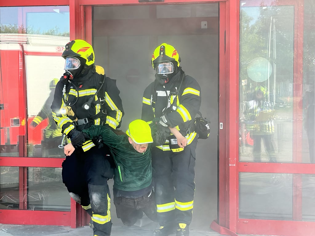 ▶ Großeinsatz am Demminer Baumarkt – Hilfeschreie im falschen Rauch