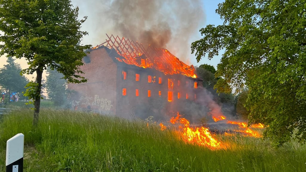 Brände halten Feuerwehren rund um Stavenhagen in Atem