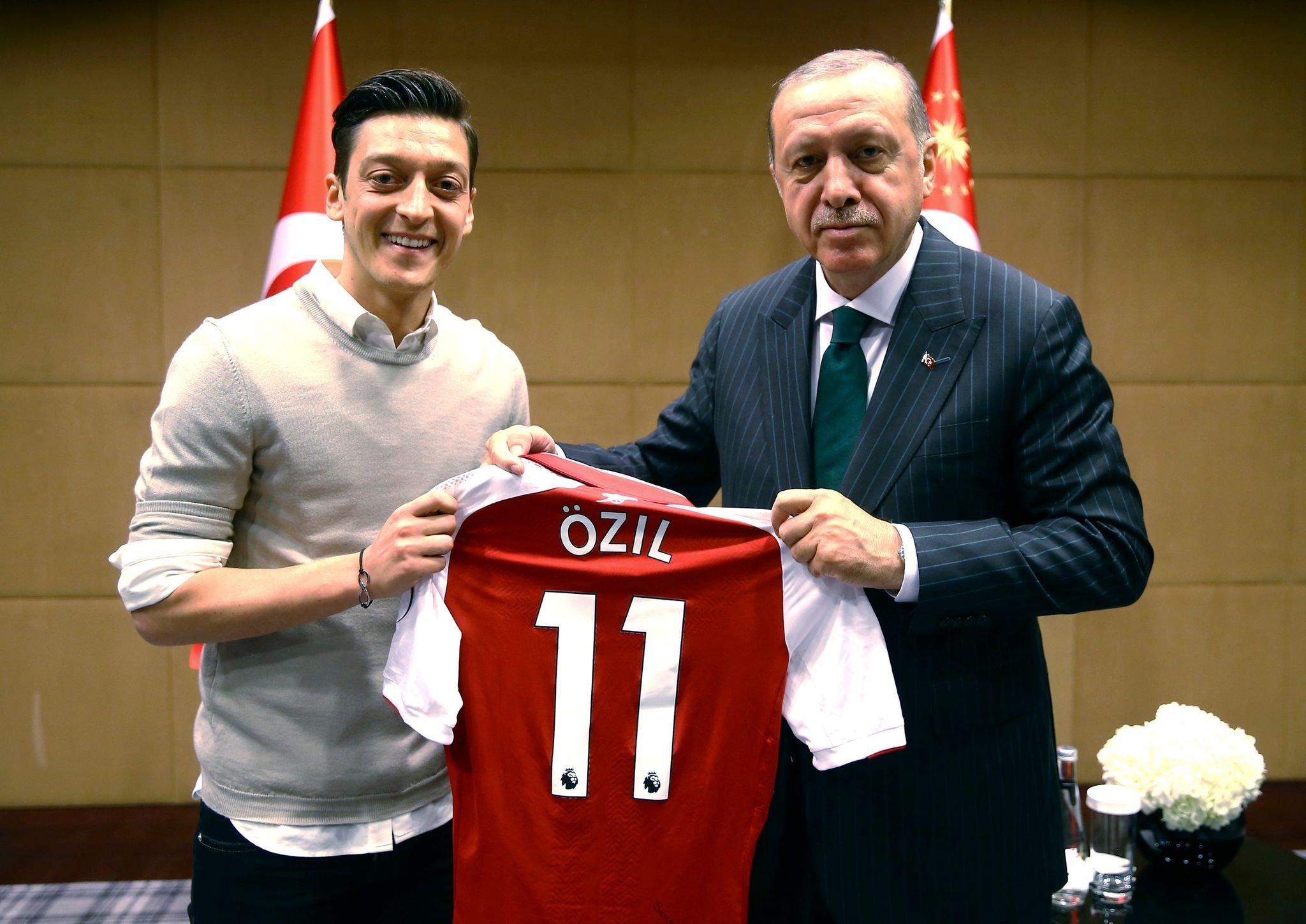 Mesut Özil teilt nach Wahlsieg erneut Foto mit Erdogan