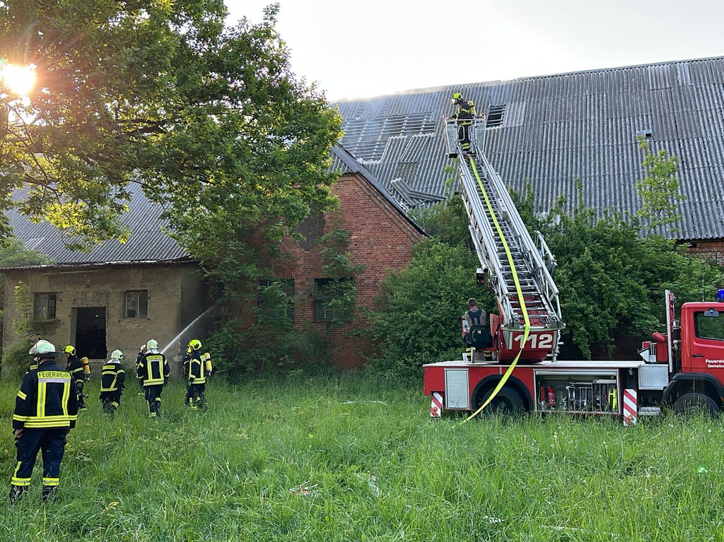 ▶ Großbrand an Scheune nahe Burg Stargard verhindert