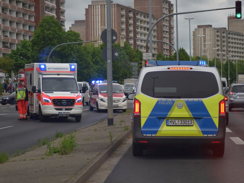 Auto erfasst Kind (3) in Neubrandenburg