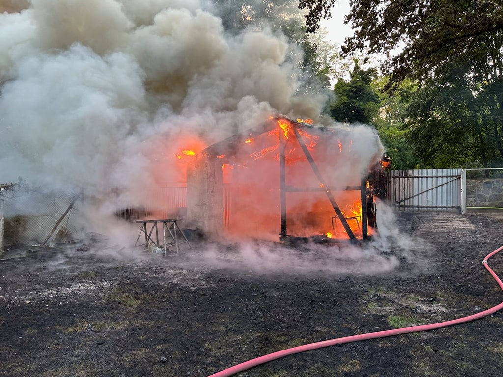 Feuer in Pasewalk bedroht Gartenanlage – Polizei vermutet Brandstiftung