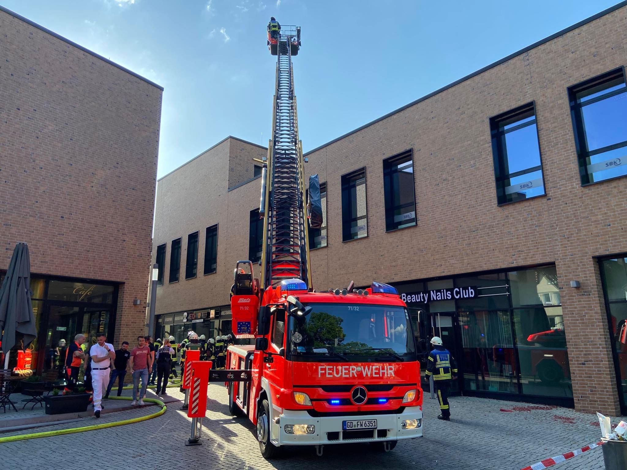 Großeinsatz: Brand– und Wasserschaden in der Remsgalerie
