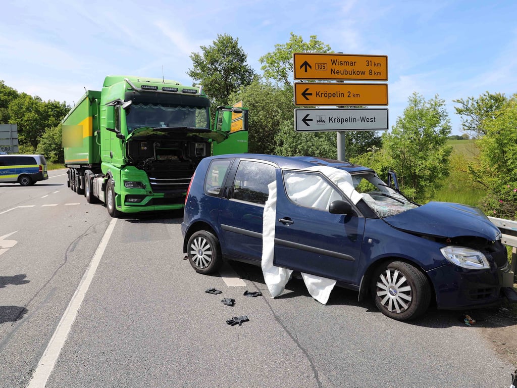 Tödlicher Verkehrsunfall auf B105 – Auto fährt in Lkw