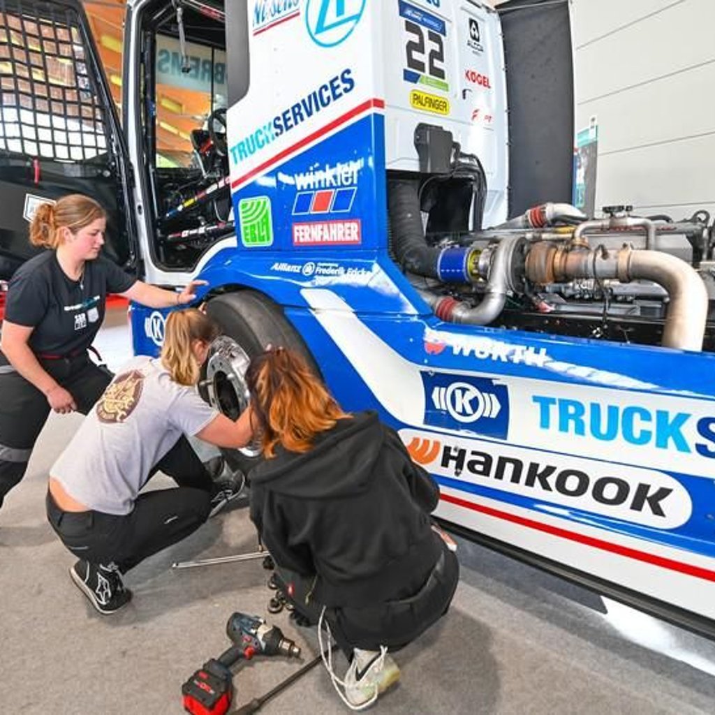 Bad Wurzacherin wirbt mit Renntruck auf Tuning World fürs Handwerk