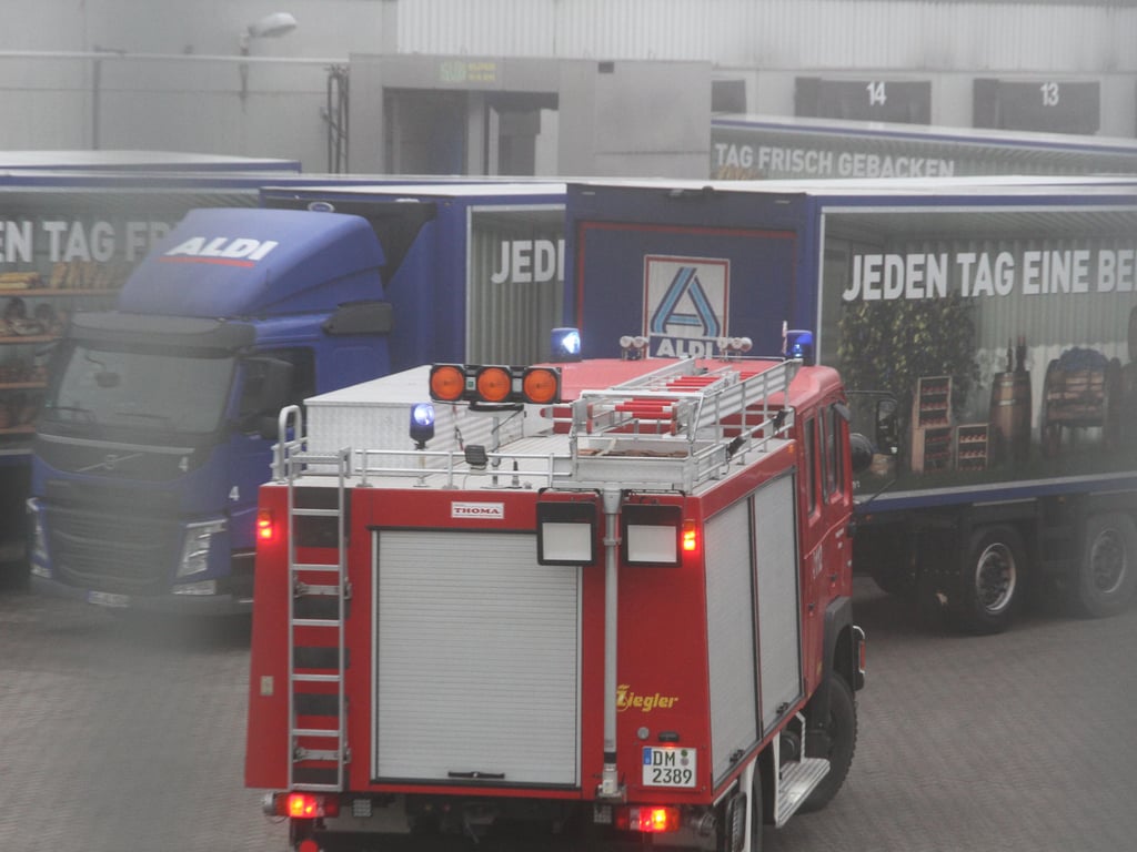 Feuerwehr eilt zum Brand im Aldi–Zentrallager an der A20