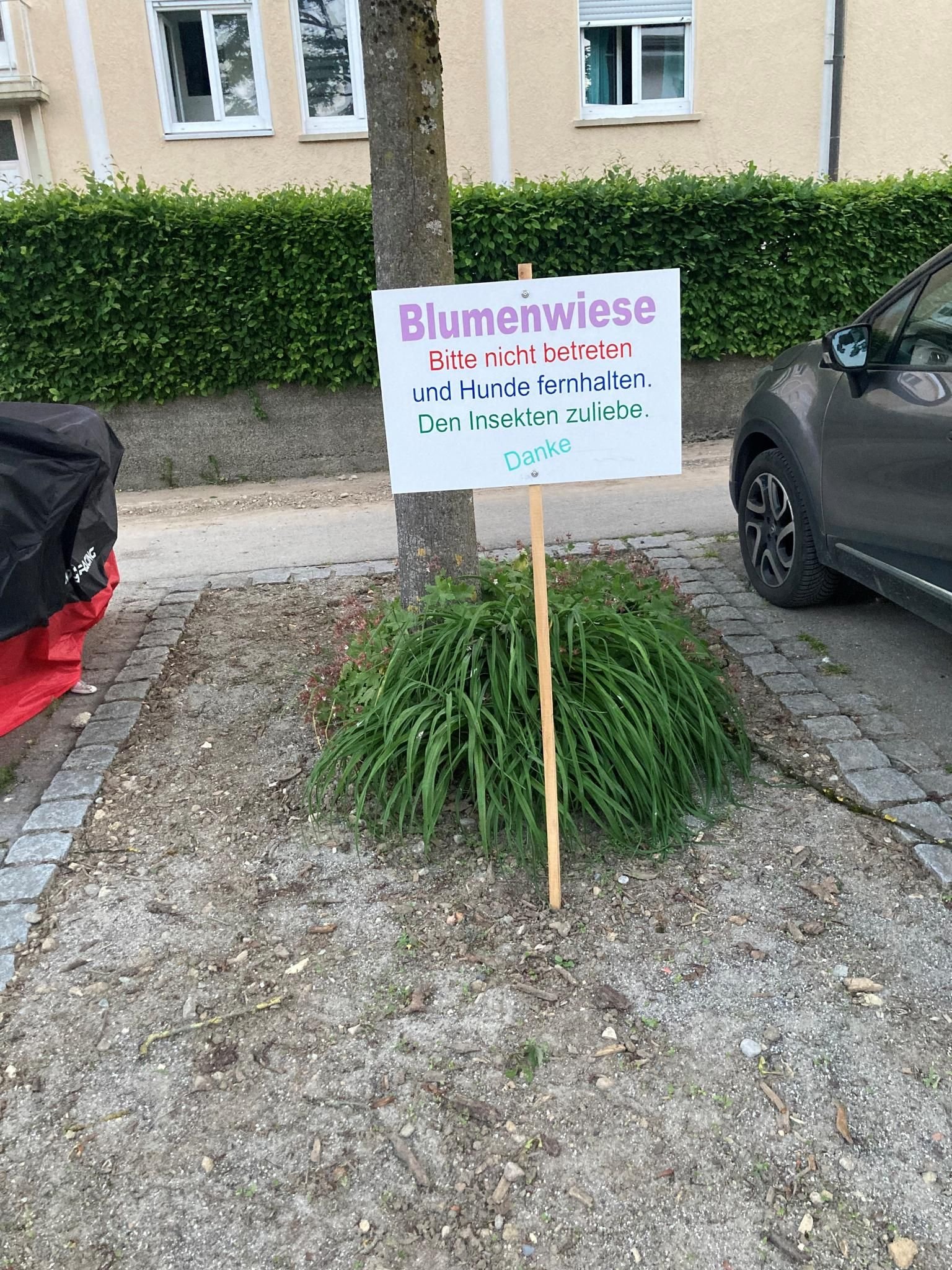 Mit bunten Schildern gegen Hundekacke