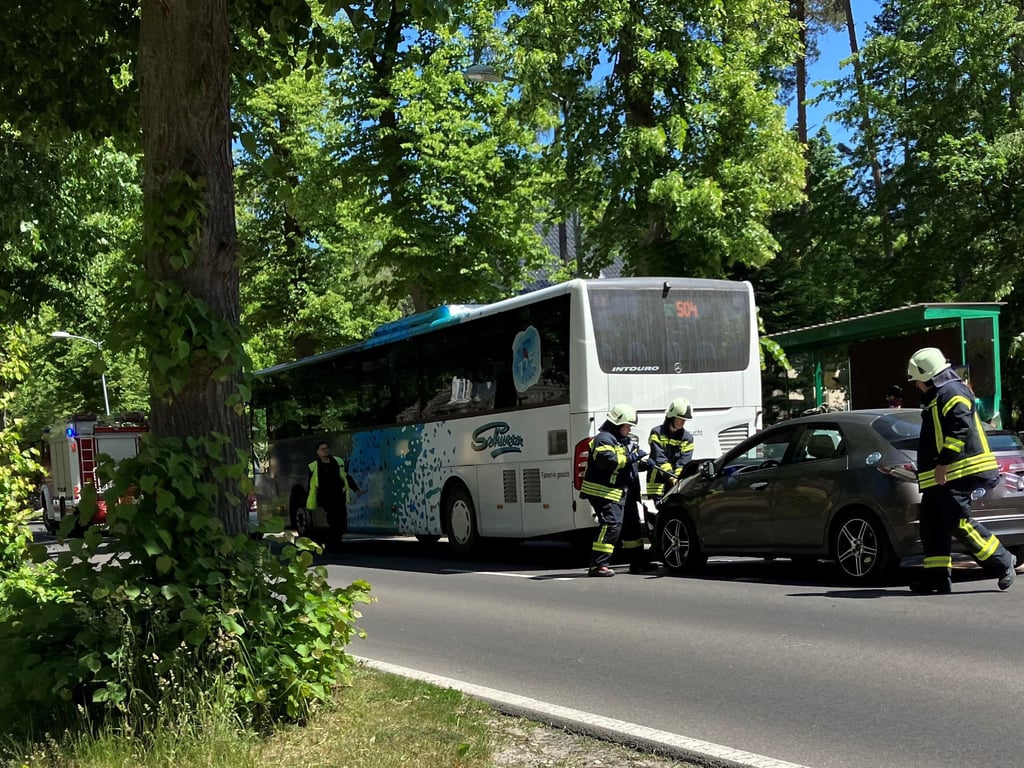 Pkw fährt auf Linienbus auf