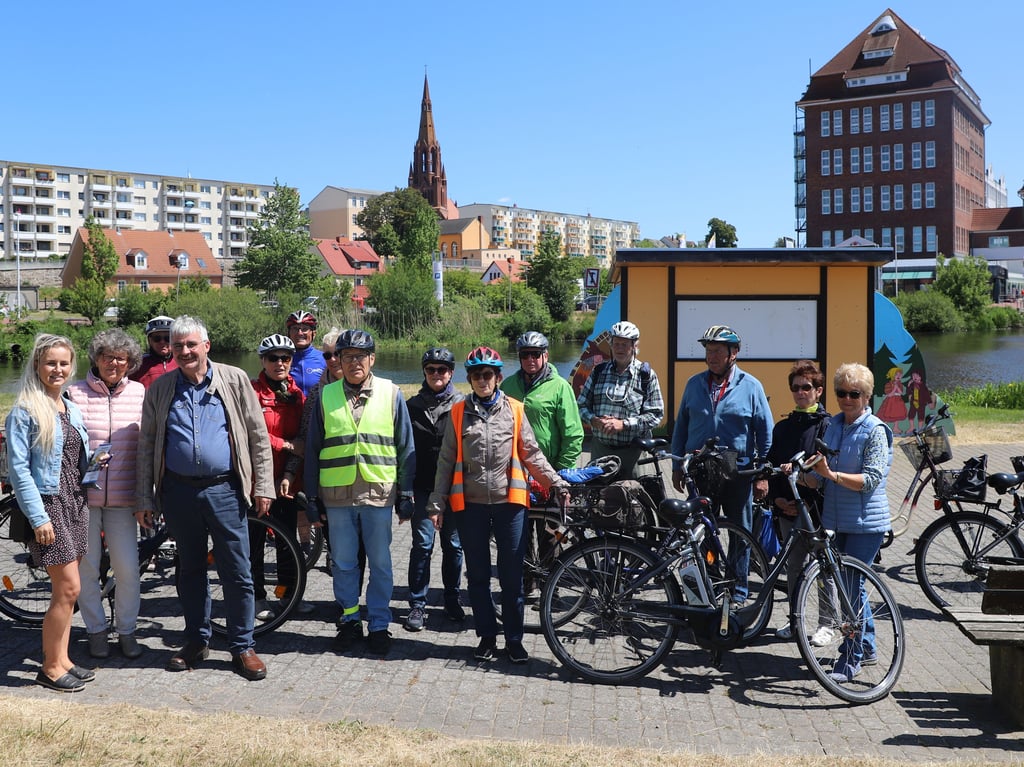 Senioren starten mit Radrundfahrt ins Peenefest