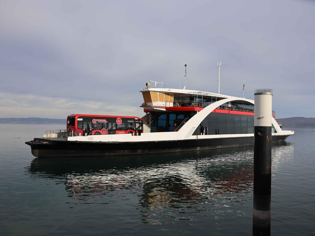 Stadtwerke Konstanz taufen erste Gasfähre auf dem Bodensee